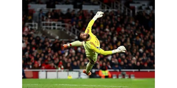 Una atajada divina: La heroica presencia de Raya salvaguarda el primer puesto del Arsenal